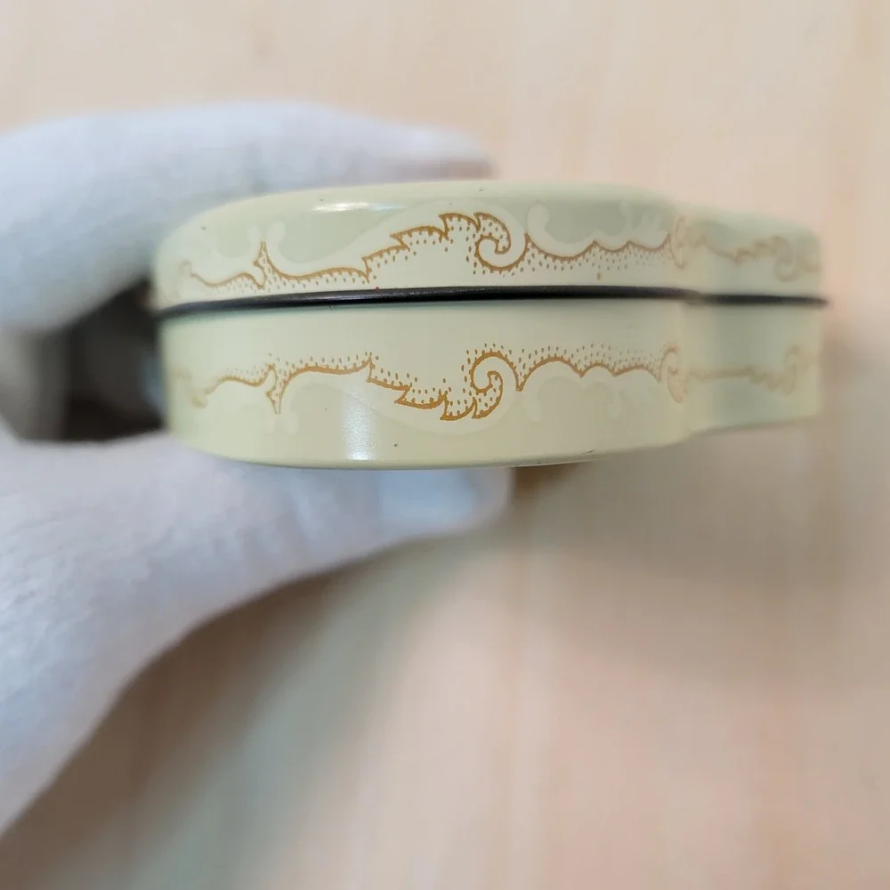 Vintage Heart Shaped Tin Box Roses Designed by Davies Long‎ Island NY England